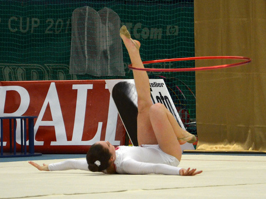 Kristina Bernatová s obručí 01 - Gymnastika KV.JPG