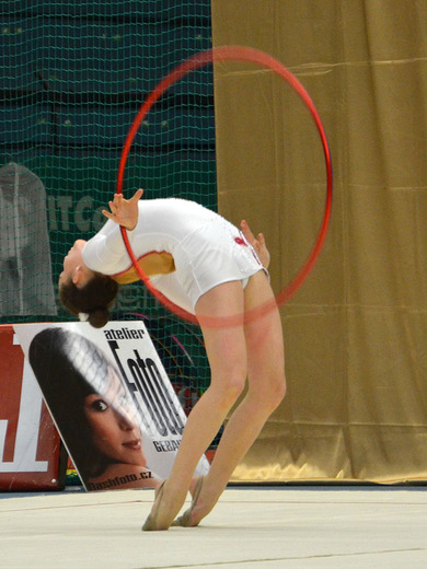 Kristina Bernatová s obručí 02 - Gymnastika KV.JPG