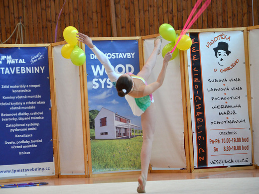 Kristina Bernatová se švihadlem 04 - Gymnastika KV.JPG