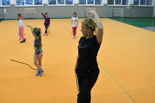 nový koberec oddílu moderní gymnastiky Karlovy Vary 05.JPG