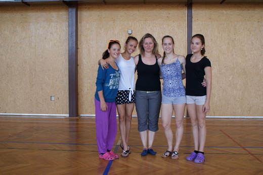 Soustředění HK 2012 - varské gymnastky s Norou, MG KV