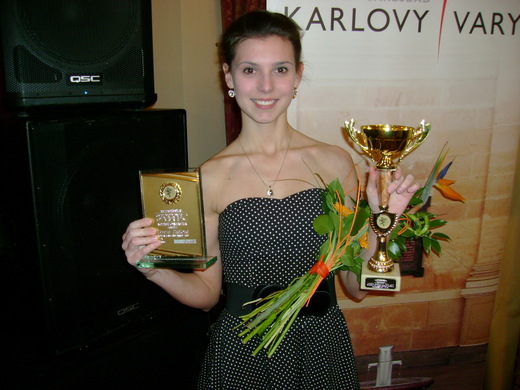 Tereza Paálová s oceněním sportovec roku Karlových Varů.JPG