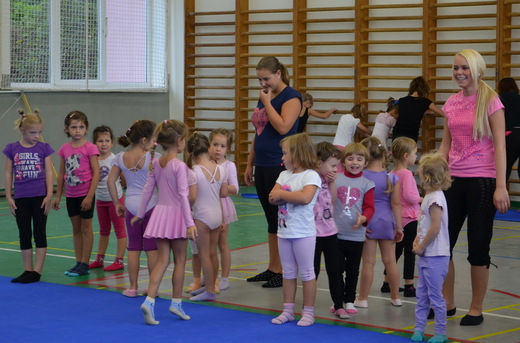 Trénink moderní gymnastiky - asistentky Berenika a Daniela