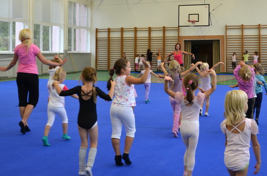 Trénink moderní gymnastiky - malá děvčata se mají co učit