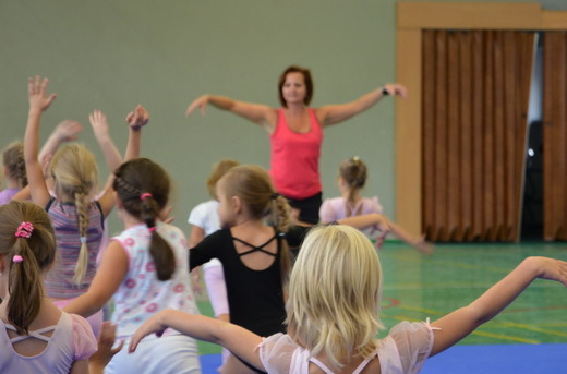 Trénink moderní gymnastiky - Romana Salingerová předcvičuje