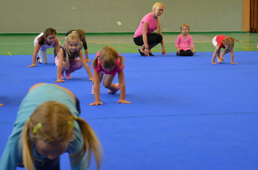 Trénink moderní gymnastiky - učíme se zajíčky