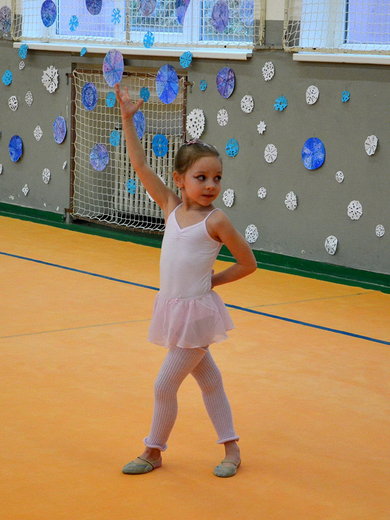 Vánoční exhibice 2013 - Eliška Fialová improvizuje na hudbu.jpg