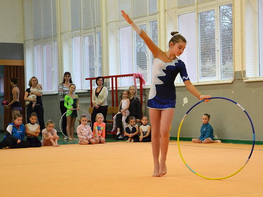 Vánoční exhibice 2013 - Jana Čižnárová se obruče nebojí.jpg