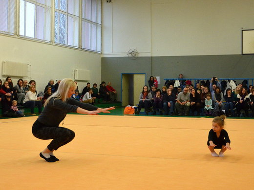 Vánoční exhibice 2013 - těm nejmenším ochotně pomohla Lenka.jpg