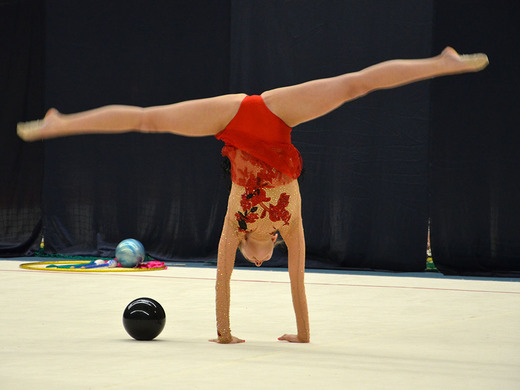 Zuzana Rubášová s míčem 01 - Gymnastika KV.JPG