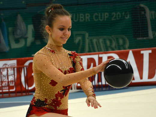 Zuzana Rubášová s míčem 03 - Gymnastika KV.JPG