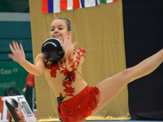 Zuzana Rubášová s míčem 04 - Gymnastika KV.JPG