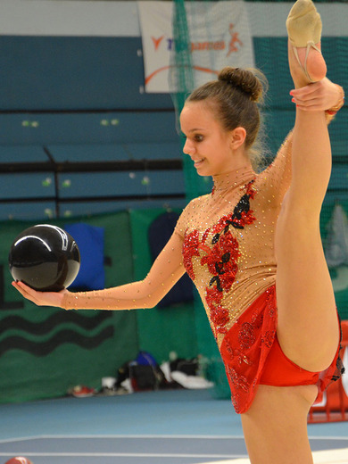 Zuzana Rubášová s míčem 05 - Gymnastika KV.JPG