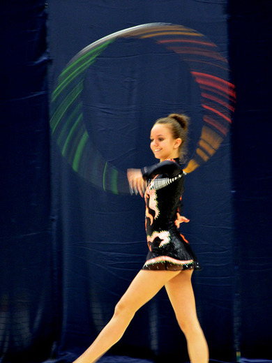 Zuzana Rubášová s obručí 01 - Gymnastika KV.JPG
